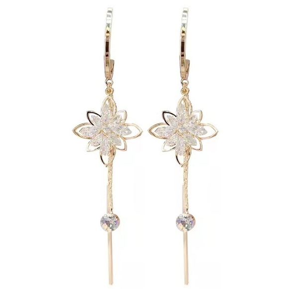 Elegant Gold Lotus Floral Drop Earrings - Picture 3 of 9